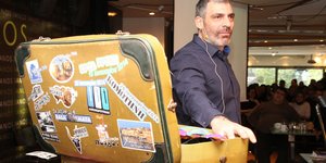 Γιάννης Σερβετάς με μία βαλίτσα