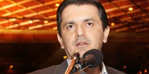 Γιώργος Κασαπίδης με μικρόφωνο