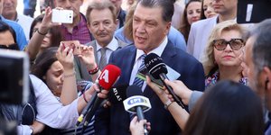 Γιώργος Ορφανός με μικρόφωνα
