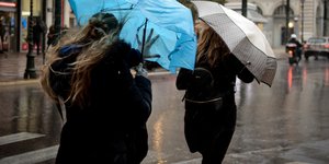 Γυναίκες με ομπρέλες