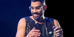 Τραγουδιστής με μπλούζα με παγιέτες
