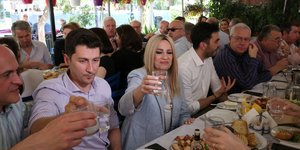 Σε ψαροταβέρνα στην Καισαριανή η Φώφη Γεννηματά