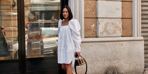 Γυναίκα με λευκό φόρεμα