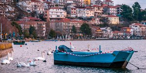 Η λιμνη της Καστοριάς μπλε βάρκα πάπιες 