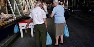 Συνταξιούχοι ψωνίζουν