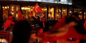 Διαδήλωση κατά της ακύρωσης των δημοτικών εκλογών στην Κωνσταντινούπολη
