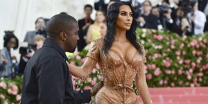 Κιμ Καρντάσιαν με χρυσο φορεμα 