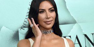 Κιμ Καρντάσιαν με διαμάντια φτιάχνει τα μαλλιά της 