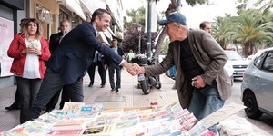 Κυριάκος Μητσοτάκης χειραψία με πολίτη 