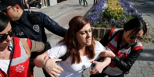 Αστυνομικοί συλλαμβάνουν μια διαδηλώτρια στην πλατεία Ταξίμ, στην Κωνσταντινούπολη 