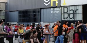 Κόσμος στην Πειραιώς 260