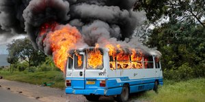 Λεωφορείο έχει τυλιχθεί στις φλόγες