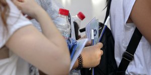 Μαθητές με στυλό και νερό