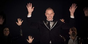 Χρήστος Λούλης με τα χέρια ψηλά 