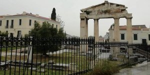 Μνημεία πίσω από κάγκελα