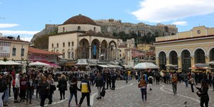 Κοσμος στην πλατεία στο Μοναστηράκι
