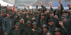 O Νικολάς Μαδούρο με στρατιώτες σε βάση στο Καράκας