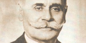 Μαυρόασπρη φωτογραφία άντρα με μουστάκι