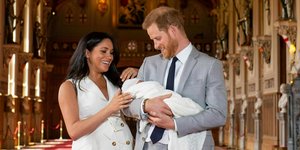 Η Μέγκαν Μαρκλ και ο πρίγκιπας Χάρι παρουσιάζουν το νεογέννητο μωρό τους