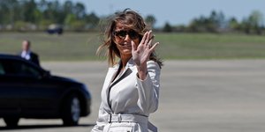 Η Μελάνια Τραμπ χαιρετώντας τον κόσμο