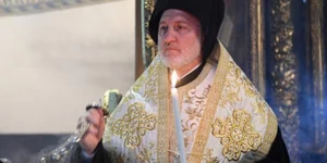Νέος Αρχιεπίσκοπος με χρυσά και μαύρα 
