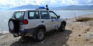 Λιμενικο όχημα στην παραλία