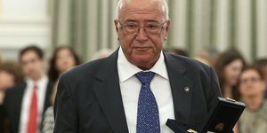 Παναγιώτης Τσάκος κοιτάζει κάτω