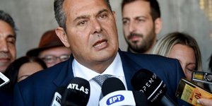 Πανος Καμμένος μπροστά σε μικρόφωνα