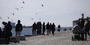 Παραλία Θεσσαλονίκης κόσμος με καρότσι και γλάροι 