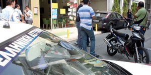 Περιπολικό και αστυνομικοί