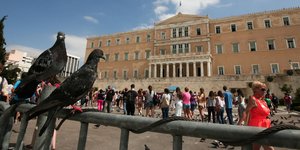 Κόσμος εξω από τη βουλή 