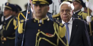 Προκόπης Παυλόπουλος ανάμεσα σε στρατό 