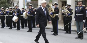 Προκόπης Παυλόπουλος μπροστά από Φιλαρμονική