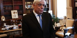 Προκόπης Παυλόπουλος με μπλε σακάκι και γαλάζια γραβάτα