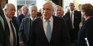 Προκόπης Παυλόπουλος ανάμεσα σε κόσμο