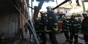 Πυροσβέστες με στολή