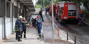 Πυροσβέστες και όχημα