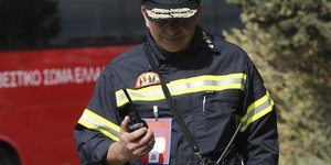 Πυροσβέστης με ασύρματο