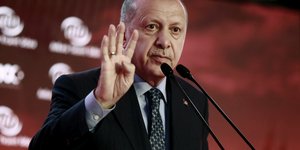 Ρετζέπ Ταγίπ Ερντογάν σε κόκκινο φόντο 