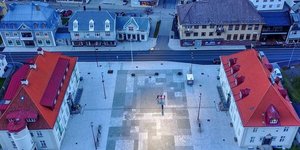 Η κεντρική πλατεία της πόλης Ριουκάν φωτίζεται από τους καθρέφτες