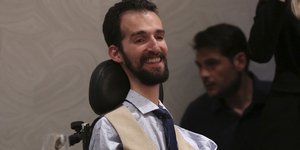 Στέλιος Κυμπουρόπουλος με γιλέκο και μπλε γραβάτα