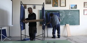Στήνουν παραβάν για τις εκλογές
