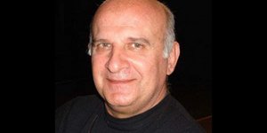 Τάσος Πεζιρκιανίδης σε μαύρο φόντο 