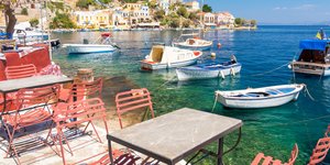 Τραπεζάκι στη θάλασσα και βάρκες