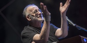 Θάνος Μικρούτσικος χειροκροτεί