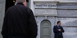 Δύο άντρες έξω από την Τράπεζα της Ελλάδος
