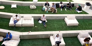 Κάθονται και κοιτούν το ταμπλετ 