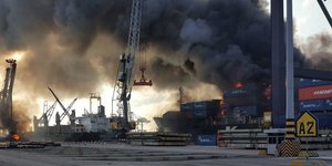 Φορτηγό πλοίο με χημικά έπιασε φωτιά σε λιμάνι της Ταϊλάνδης