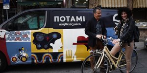 Ο Σταύρος Θεοδωράκης στο βαν του Ποταμιού
