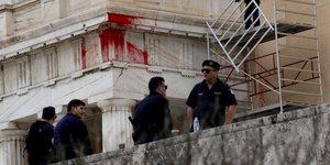 Μπογιές στη βουλή